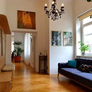 Sunny And Spacious Near Centre Apartament